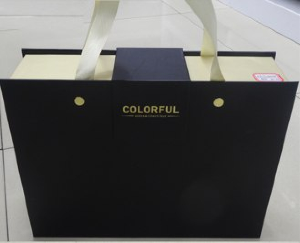 Подаръчен комплект тефтер, термос и химикал в черно