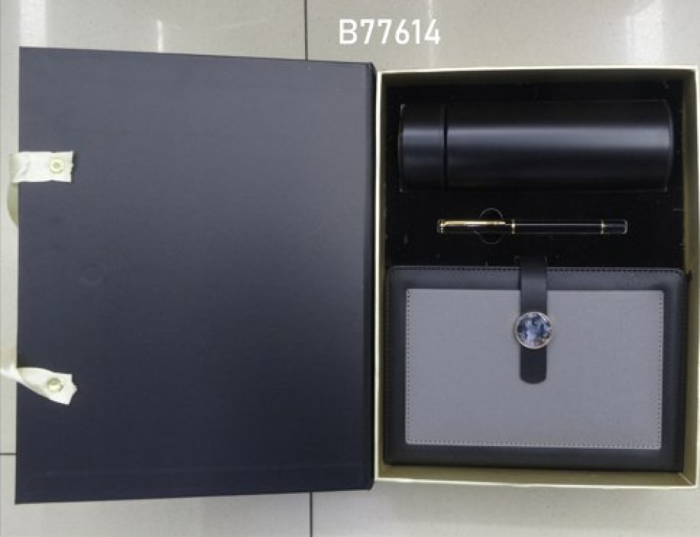 Подаръчен комплект тефтер, термос и химикал в черно